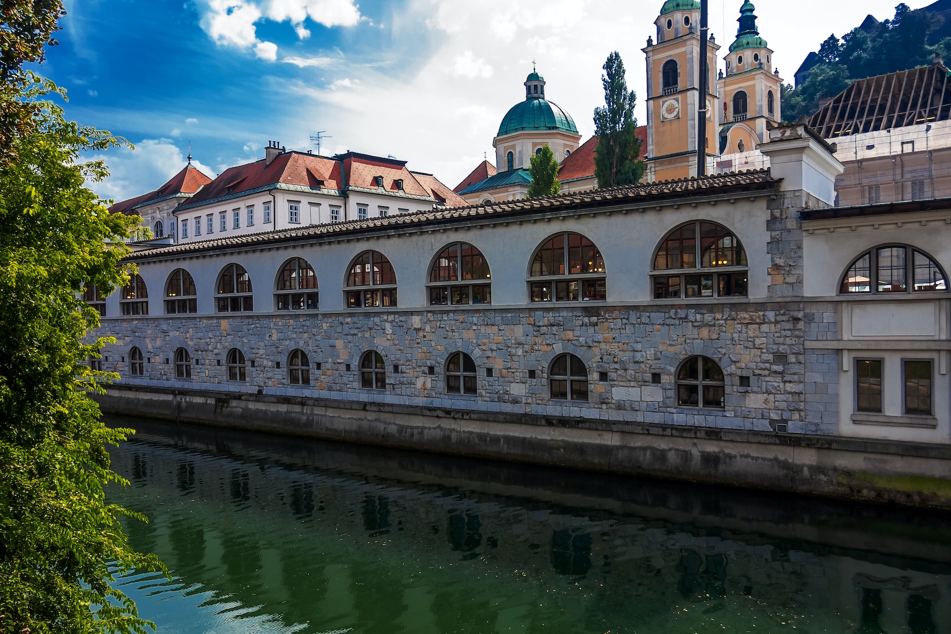 Vročinski val v Sloveniji Kako se pripraviti na nepopustljive temperature